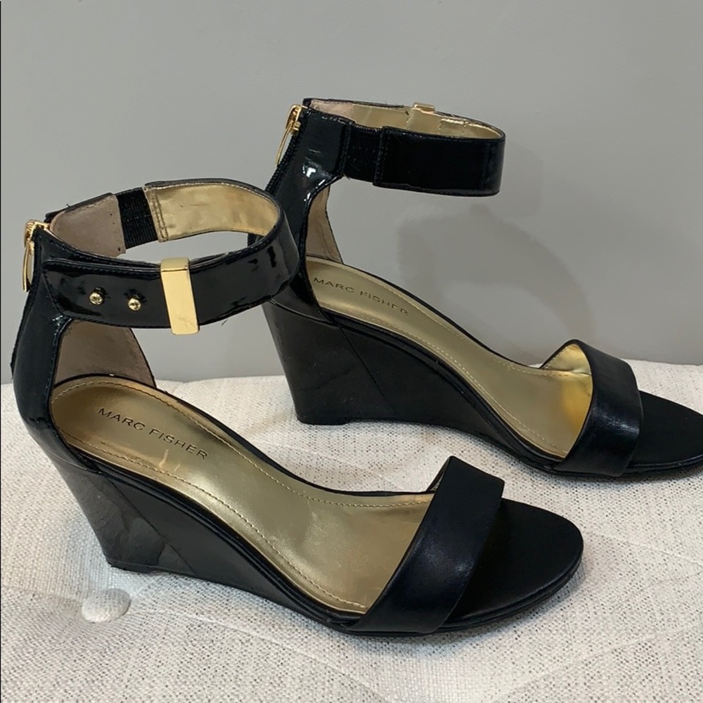 Sandals with wedge